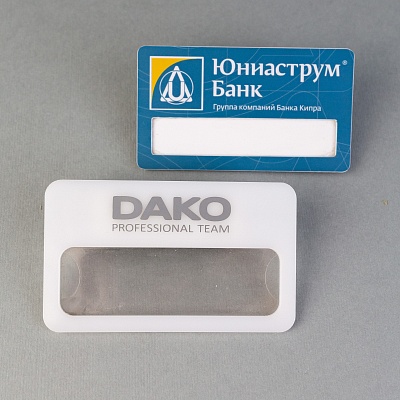Акриловые бейджи с окном